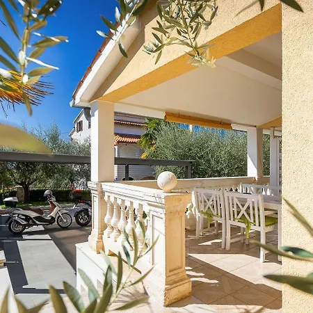 Malerisches Mit Mediterranem Garten, Babybett, Waschmaschine, Terrasse - Hundefreundlich * Porec