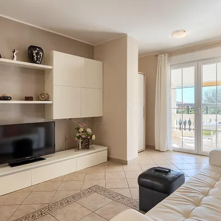 Apartment Malerisches Mit Mediterranem Garten, Babybett, Waschmaschine, Terrasse - Hundefreundlich