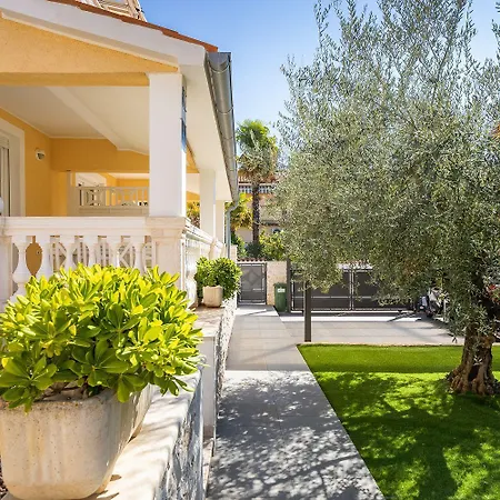 Malerisches Mit Mediterranem Garten, Babybett, Waschmaschine, Terrasse - Hundefreundlich Apartment *