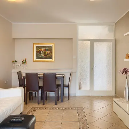 Apartment Malerisches Mit Mediterranem Garten, Babybett, Waschmaschine, Terrasse - Hundefreundlich *