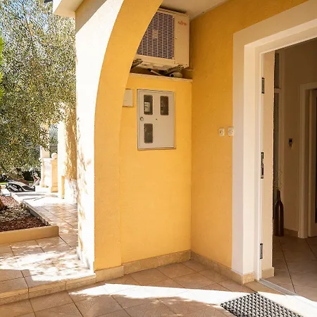 Apartment Malerisches Mit Mediterranem Garten, Babybett, Waschmaschine, Terrasse - Hundefreundlich *