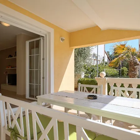 Malerisches Mit Mediterranem Garten, Babybett, Waschmaschine, Terrasse - Hundefreundlich Porec