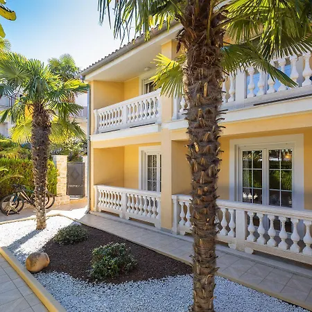 Apartment Malerisches Mit Mediterranem Garten, Babybett, Waschmaschine, Terrasse - Hundefreundlich