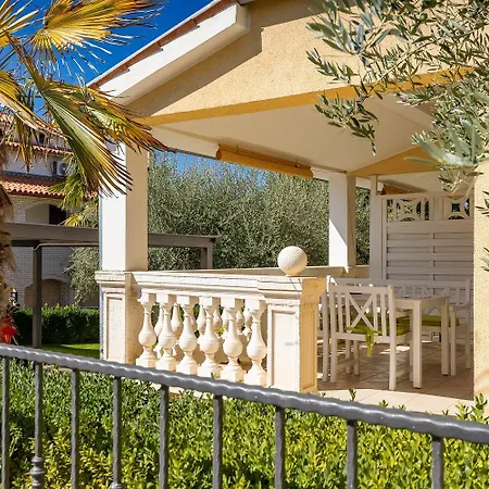 Apartment Malerisches Mit Mediterranem Garten, Babybett, Waschmaschine, Terrasse - Hundefreundlich *